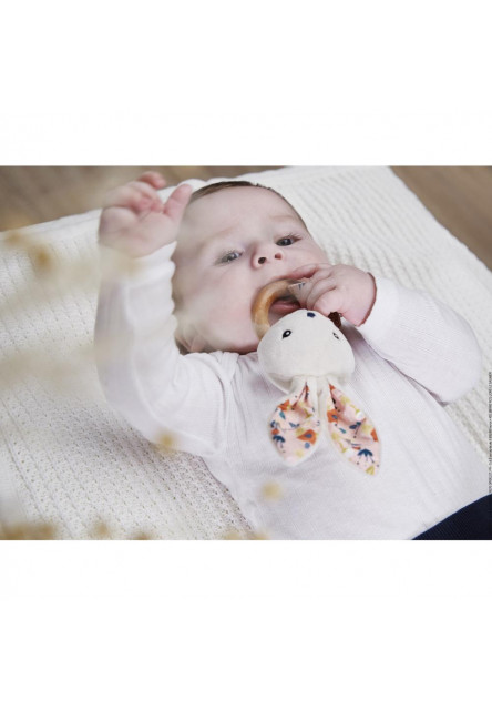 Drevená hrkálka pre bábätká Zajačik K´Doux poppy
