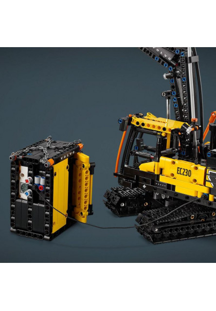 Nákladné auto Volvo FMX a elektrický bager EC230