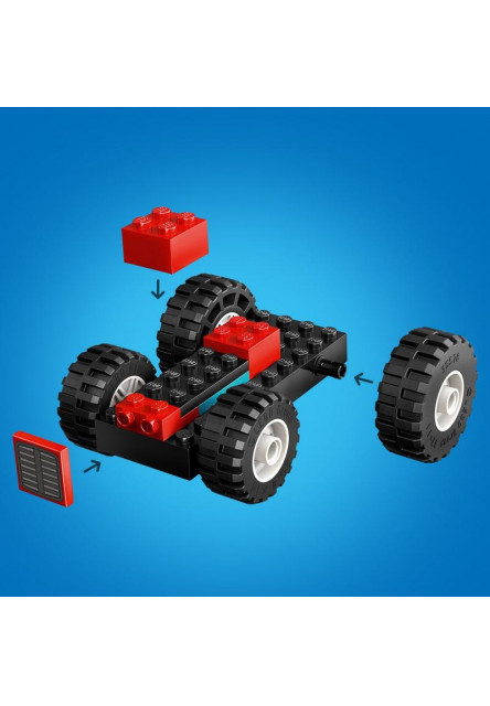 Červený traktor s prívesom a ovcami