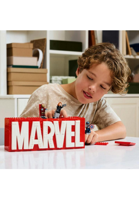 Logo MARVEL a minifigúrky