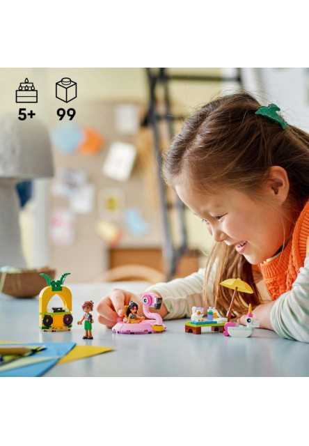 Zábava pri bazéne s jednorožcom a plameniakom