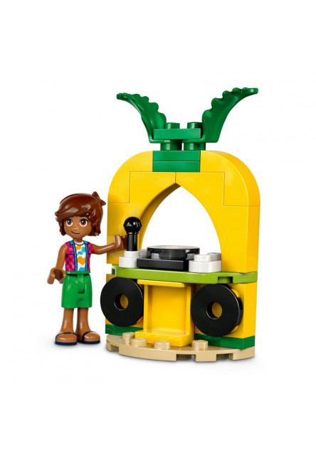 Zábava pri bazéne s jednorožcom a plameniakom