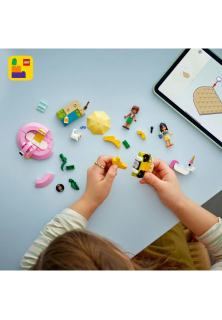 Zábava pri bazéne s jednorožcom a plameniakom