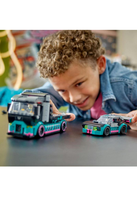 Kamión s pretekárskym autom