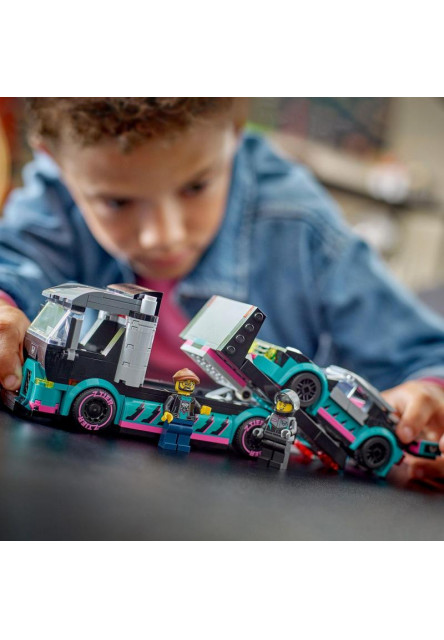 Kamión s pretekárskym autom