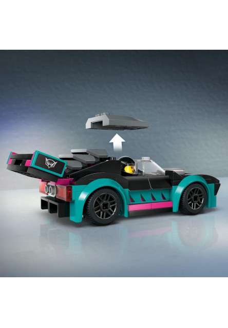 Kamión s pretekárskym autom