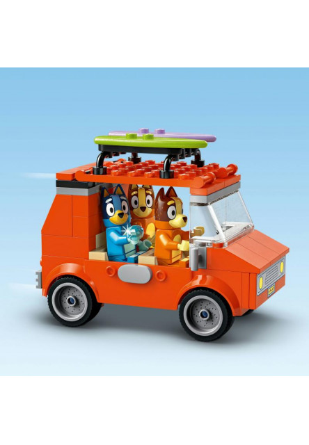 Bluey a rodinný výlet autom na pláž