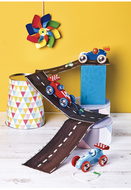 Ťahacie pretekárske auto červené s červeným krídlom