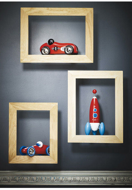 Závodné auto GM červené s modrými kolesami