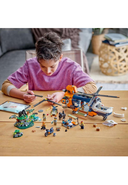 Helikoptéra na prieskum džungle v základnom tábore