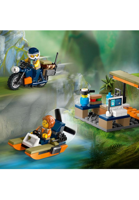 Helikoptéra na prieskum džungle v základnom tábore