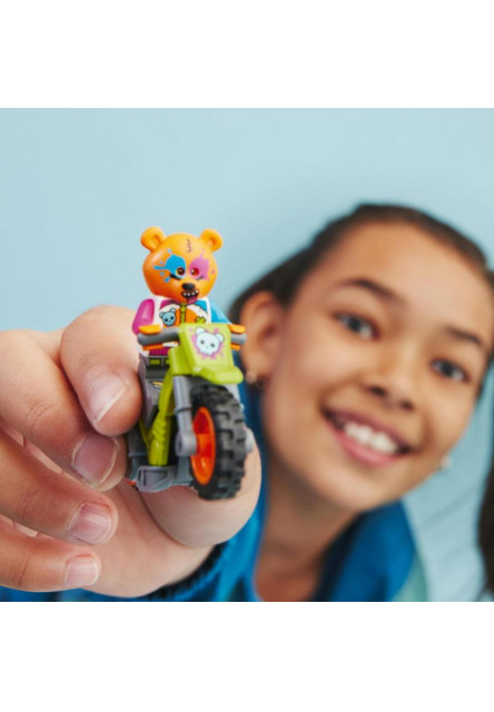 Medveď a kaskadérska motorka