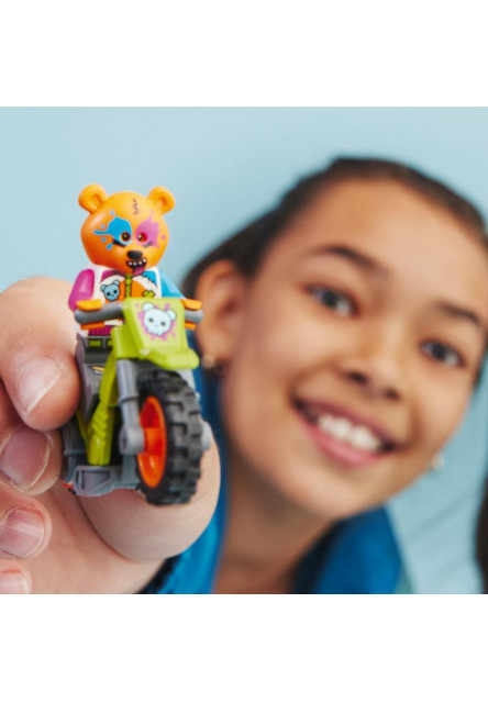 Medveď a kaskadérska motorka