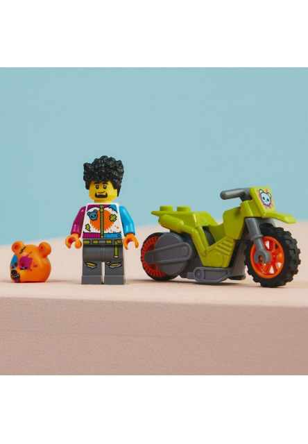 Medveď a kaskadérska motorka