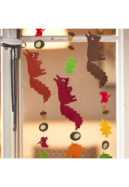 Kreatívna sada Prvé navliekanie plstená girlanda Veverička