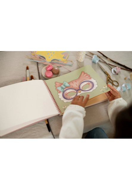 Kniha s vystrihovacími maskami Rosa