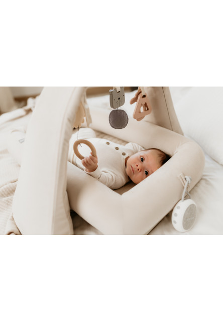 Nastavitelná hrazdička pro miminko s hračkami Sleepee Sand