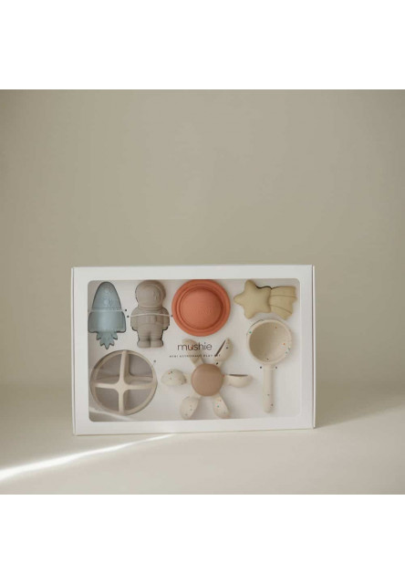 Darčekový set hračiek mushie - mini astronaut