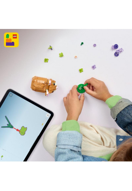 Roztomilý škrečok s kvetinou