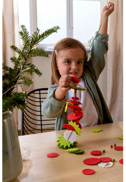 Kreatívna sada Prvé navliekanie plstená girlanda Mikuláš
