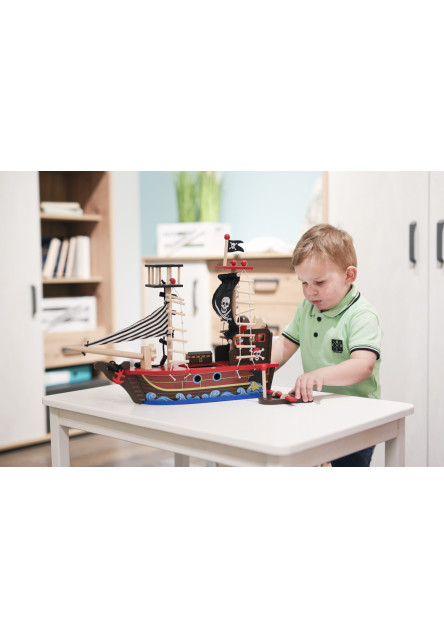 Drevená pirátska loď