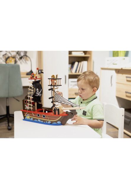 Drevená pirátska loď