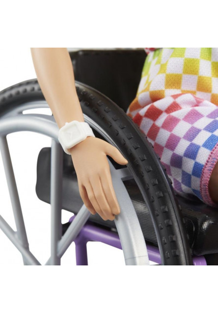 Barbie modelka na invalidnom vozíku v kockovanom overale 