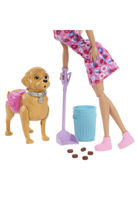 Barbie bábika so psíkom na prechádzke