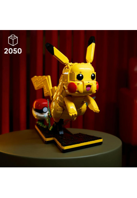 Pikachu a Poké Ball