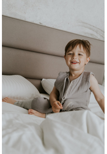 Mušelínový letní spací pytel s nohavicemi vel. M 3-5 let Sleepee Love béžový se srdíčky