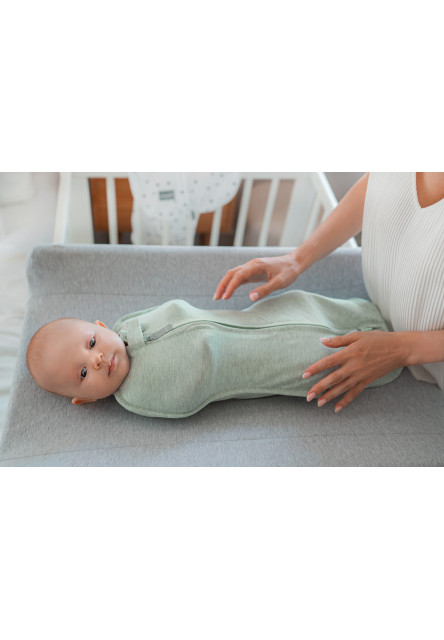 Zavinovačka Sleepee First Step Swaddle s čepičkou zdarma Blossom