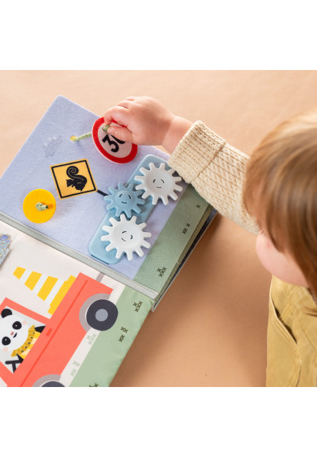 Knižka s aktivitami Tiny Traveler Busy Book