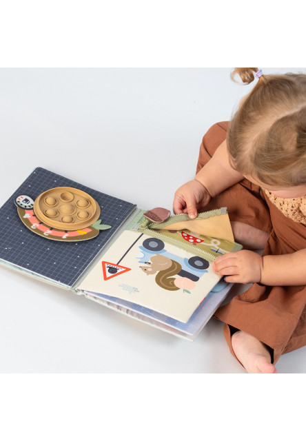 Knižka s aktivitami Tiny Traveler Busy Book
