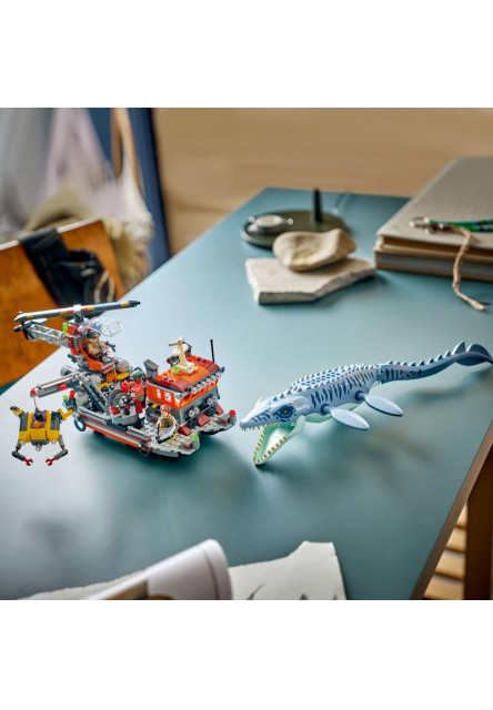 Útok dinosaura mosasaura na loď