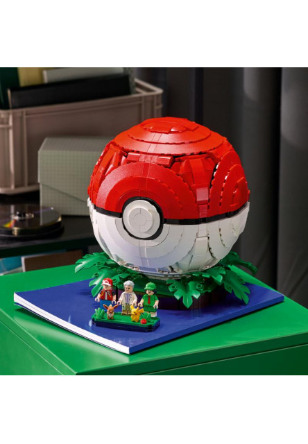 Poké Ball s ikonickými momentmi Trénerov